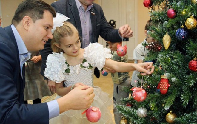 Алексей Лебедев на празднике в детской больнице