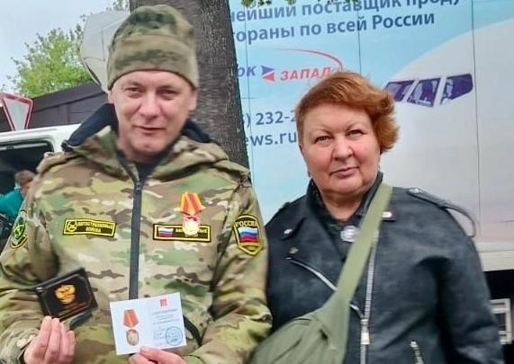 В День ветеранов боевых действий Тульский обком вручил юбилейную медаль к 80-летию Великой Победы участнику СВО, штурмовику П.В. Павлову
