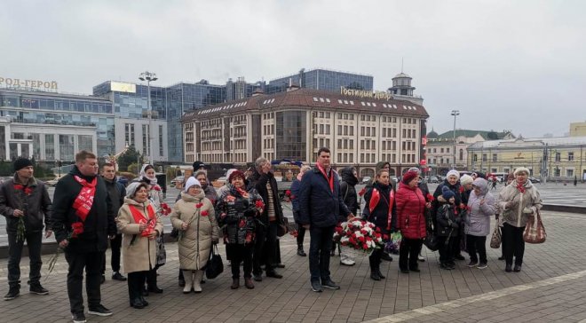 Массовые возложения цветов к памятникам Владимиру Ленину прошли в Туле и во всех районах области