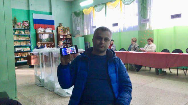Молодые наблюдатели от Грудинина ведут видеосъемку на избирательных участках