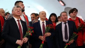 Возложение цветов к горельефу И.В. Сталину в Московском метрополитене имени В.И. Ленина