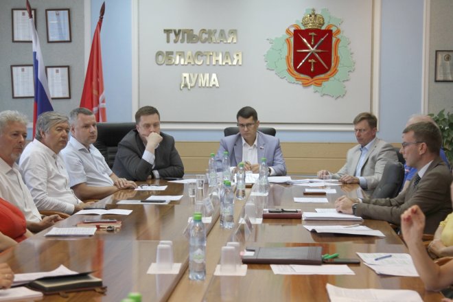 Алексей Лебедев провел очередное заседание Комитета по местному самоуправлению Тульской областной Думы. Среди одобренных законопроектов - меры дополнительной поддержки участников СВО