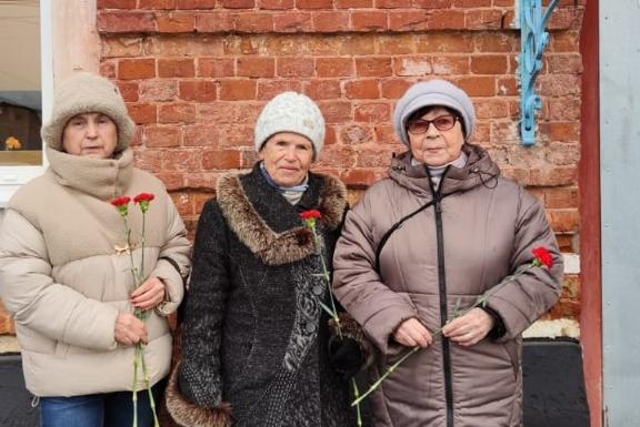 Ефремовские коммунисты провели традиционное возложение цветов к памятной доске установленной к дате первого съезда крестьянских депутатов