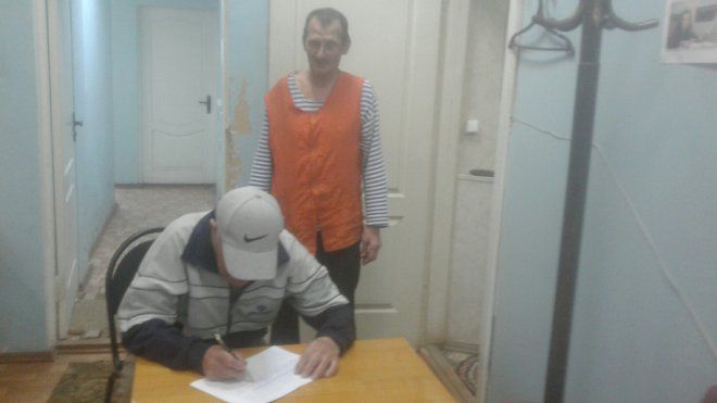 Жители Привокзального района идут ставить подписи в райком 