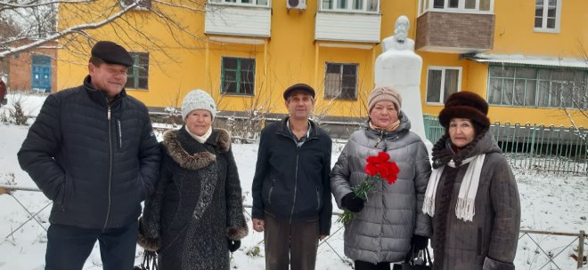 В Ефремове возложили цветы к памятнику  Ф.Энгельсу в день 202-ой годовщины со дня его рождения