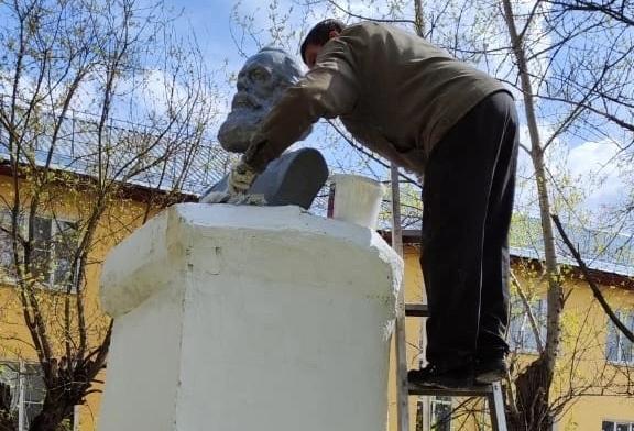 Ефремовские коммунисты отремонтировали памятник Карлу Марксу 