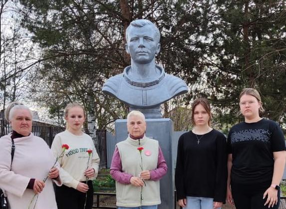 Ефремовские коммунисты возложили цветы к памятнику Юрия Гагарина в День космонавтики