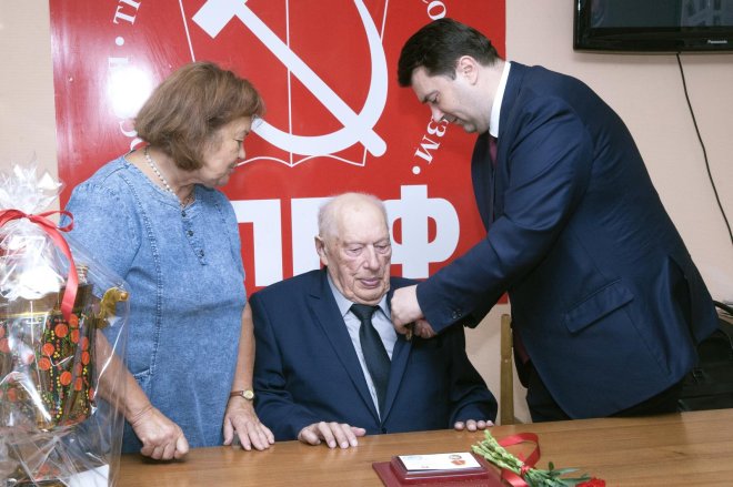 Олег Лебедев передал награду Минсельхоза РФ старейшему аграрию страны, руководителю народного предприятия «Красный Октябрь» Ю.М. Иванову