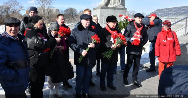 Н.М. Харитонов возложил цветы к монументу «Аллея Космонавтов»