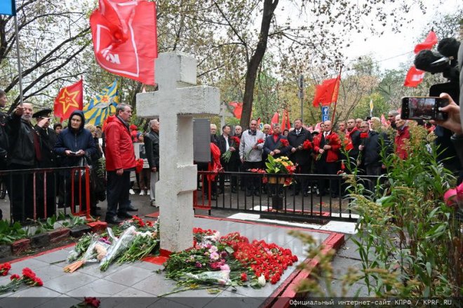 Не забудем! Не простим! Акция КПРФ в память жертв преступного расстрела Дома Советов в Москве
