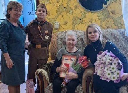 Депутат Тульской городской Думы Елена Чекан навестила ветерана и наградила памятной медалью ЦК КПРФ «80 лет Великой Победы»