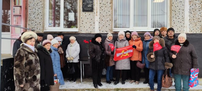 Ефремовский ГК КПРФ провёл возложение цветов к памятной доске «Детям войны»