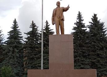 Щекинские коммунисты при поддержке депутата Тульской областной Думы Светланы Белоус добились реставрации постамента памятника В.И. Ленину 