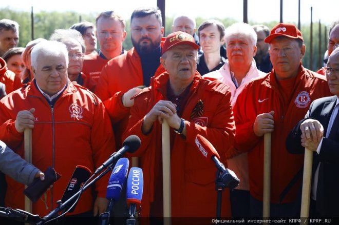 В подмосковном совхозе имени Ленина КПРФ посадила «Сад Победы - Сад жизни»