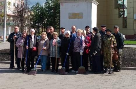 Новомосковские коммунисты провели субботник у памятника В.И. Ленина