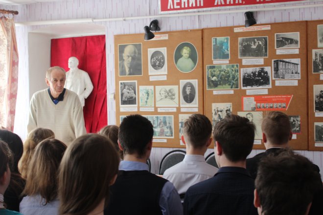 Ефремовские коммунисты рассказывают школьникам о Ленине