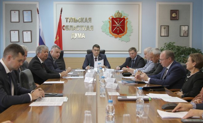Председатель комитета по местному самоуправлению, руководитель фракции КПРФ в Тульской областной Думе Алексей Лебедев провел очередное заседание комитета