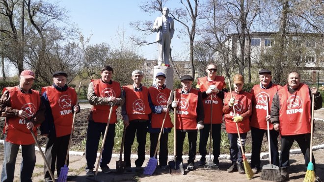 Коммунисты города Ефремова по традиции провели субботник у памятника Ленину