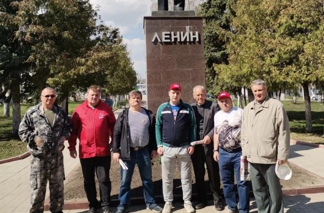 Тульские коммунисты привели в порядок Аллею Героев и памятник В.И. Ленину в г. Венёве