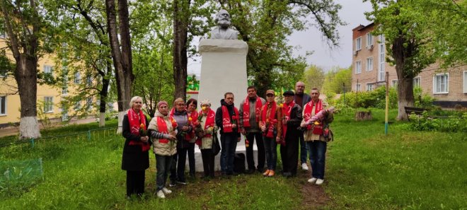 В Тульской области коммунисты в День рождения Карла Маркса возложили цветы к памятнику великого философа