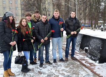 Коммунисты возложили цветы к стеле городу-герою Ленинграду. Коммунисты возложили цветы к стеле городу-герою Ленинграду.