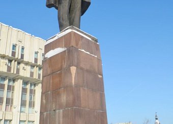 Тульские коммунисты возложили цветы к памятнику В.И. Ленину на главной площади региональной столицы.