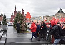 Коммунисты возложили цветы к Мавзолею В.И. Ленина