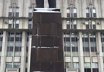 Цветы к памятнику В. И. Ленину в день 100 летия СССР Цветы к памятнику В. И. Ленину в день 100 летия СССР