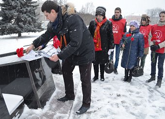Коммунисты возложили цветы к стеле в честь города-героя Ленинграда.