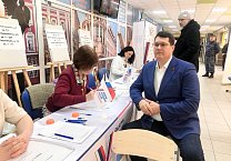 17 марта первый секретарь Тульского обкома КПРФ Алексей Лебедев проголосовал на избирательном участке 2423 в школе N45 в городе Туле
