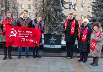 Тульские коммунисты в годовщину присвоения Туле статуса города-героя и обороны родного города возложили цветы к монументу на площади Победы Тульские коммунисты в годовщину присвоения Туле статуса города-героя и обороны родного города возложили цветы к монументу на площади Победы
