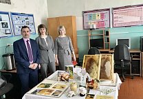 Геннадий Зюганов подарил юным пчеловодам Владимирской области энциклопедии и провел для них онлайн-урок Геннадий Зюганов подарил юным пчеловодам Владимирской области энциклопедии и провел для них онлайн-урок