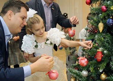 Алексей Лебедев на празднике в детской больнице