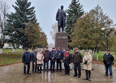 В Венёве отметили 7 ноября традиционным возложением цветов к памятнику Ильичу и партийным собранием