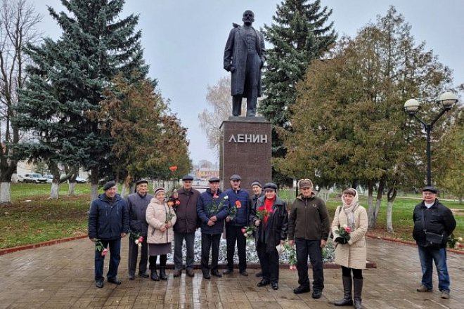 В Венёве отметили 7 ноября традиционным возложением цветов к памятнику Ильичу и партийным собранием