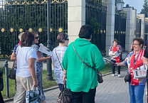 Тульские коммунисты раздают партийную печать на проходных тульских предприятий