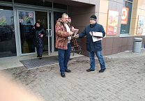 Молодые коммунисты продолжают распространять газеты и листовки о Павле Грудинине!