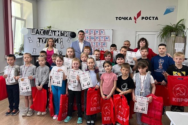 Первый секретарь Тульского обкома партии Алексей Лебедев поздравил юных шахматистов в День защиты детей