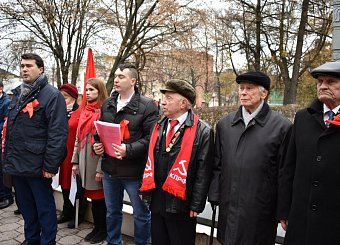 Рабочая Тула отметила столетие Великого Октября массовой демонстрацией.