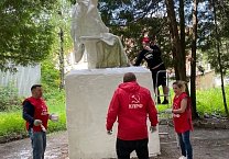 Тульские коммунисты отремонтировали памятник А.С. Пушкину Тульские коммунисты отремонтировали памятник А.С. Пушкину