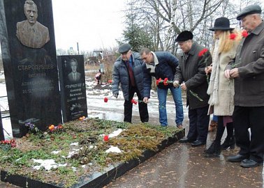 Новомосковские коммунисты почтили память В.А. Стародубцева