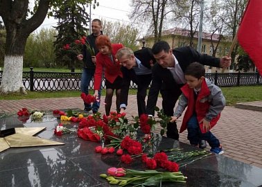 В Тульской области члены КПРФ почтили память героев Великой Отечественной войны в день 75-летия Великой Победы!