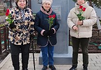 Накануне Дня космонавтики ефремовские коммунисты почтили память Ю.А. Гагарина традиционнным возложением цветом