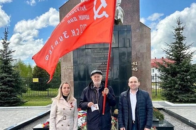 Тульский обком КПРФ наградил известного на всю Тульскую область ветерана партии К.А. Цаболова, организовавшего личную 80-ти дневную Вахту памяти у первого в России Вечного огня