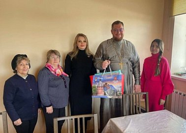Депутат Тульской городской Думы, заместитель руководителя фракции КПРФ Елена Чекан посетила родину Святой Матроны Московской в с. Себино Тульской области и передала сувениры от Тульской городской Думы