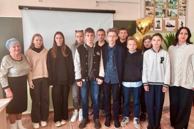 Ефремовские коммунисты рассказывают школьникам о комсомоле