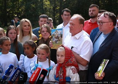 Геннадий Зюганов посетил Царскую пасеку в Измайловском парке. Репортаж телеканала «Россия 1»