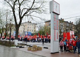 Тульский обком вывел рабочих оборонных заводов на многотысячную праздничную первомайскую демонстрацию. Тульский обком вывел рабочих оборонных заводов на многотысячную праздничную первомайскую демонстрацию.