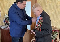 Первый секретарь Тульского обкома партии Алексей Лебедев поздравил с 97-летием коммуниста, ветерана Великой Отечественной войны - участника Парада 1941 года на Красной площади А.И. Тимофеева Первый секретарь Тульского обкома партии Алексей Лебедев поздравил с 97-летием коммуниста, ветерана Великой Отечественной войны - участника Парада 1941 года на Красной площади А.И. Тимофеева