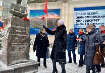 Тульские коммунисты и комсомольцы возложили цветы к памятнику В.А. Стародубцеву